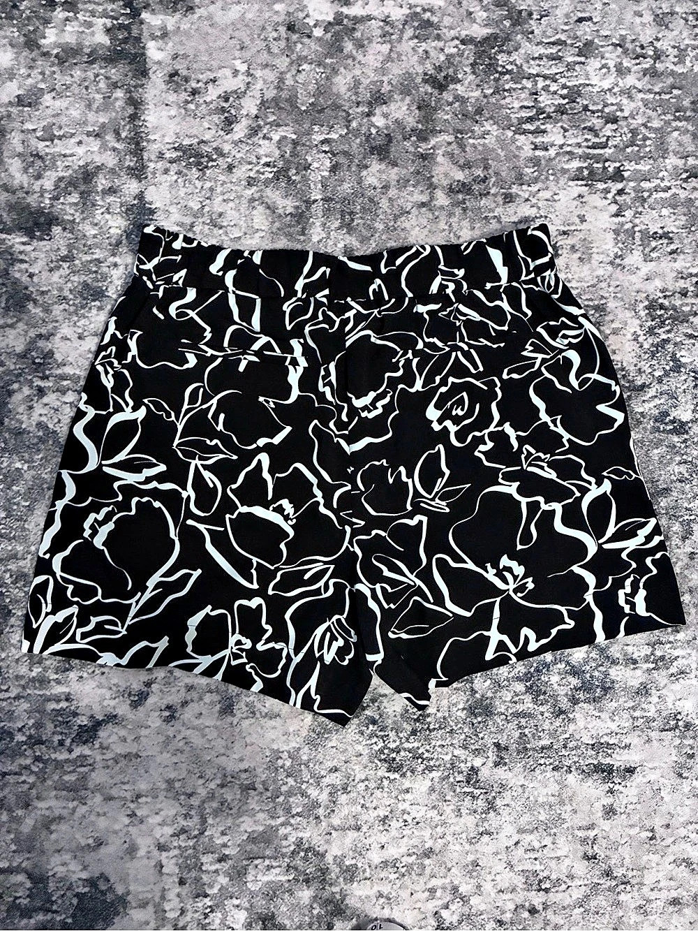 Nine West High-Rise Shorts Floral Shorts in Black & White Size Large Like New - Picture 2 of 3